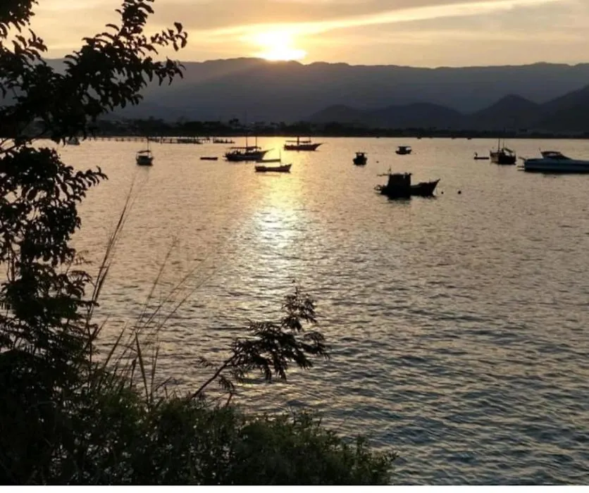 Apto Centro Ubatuba com Varanda Gourmet, Suíte e Piscina-1